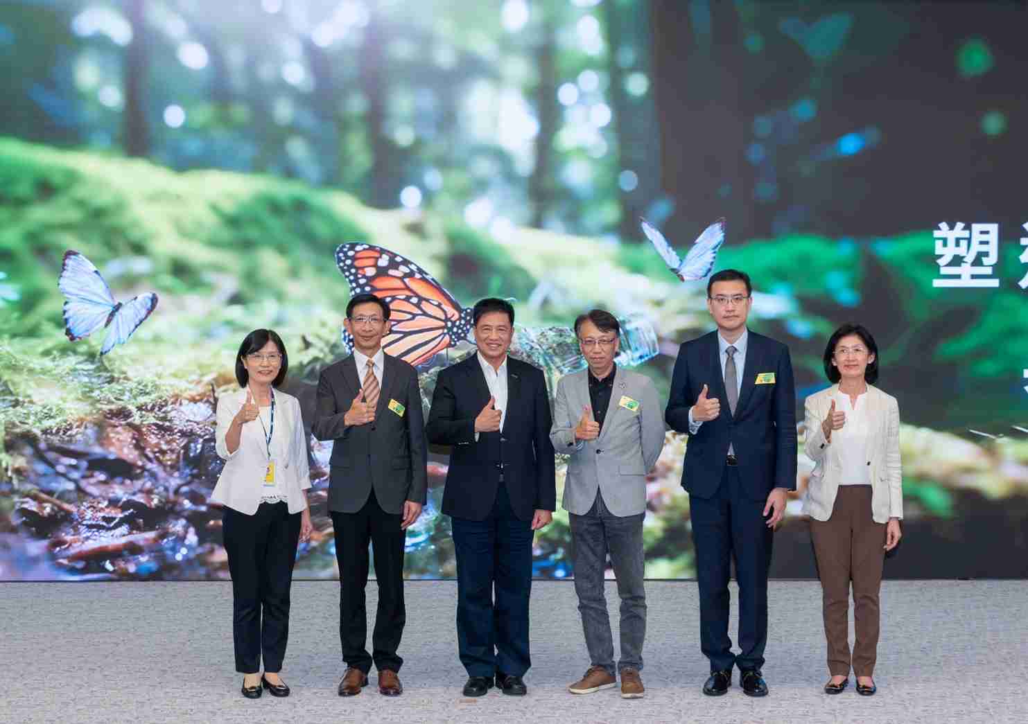 友達2023 CSR共榮大會，，邀請領域專家分享交流生物多樣性管理趨勢、、無塑產品、、、海廢永續塑料等議題  （圖左到右：友達光電永續長古秀華、、、、3M台灣技術長陳君杰、、、、友達光電董事長暨集團策略長彭双浪、、、光寶科技企業永續發展處處長陳慶暉、、、、安永聯合會計師事務所執業會計師曾于哲、、、、友達光電供應鏈總部副總經理吳宜芳）