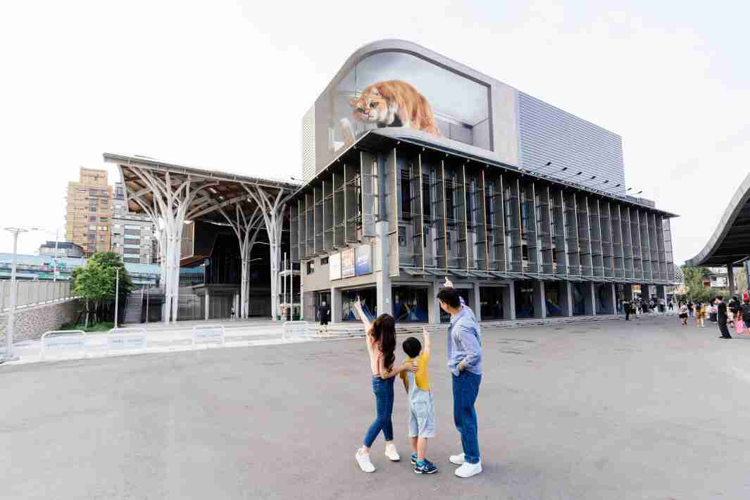 OBPay打造全台最大户外裸视3D LED弧形萤幕，，，，将超立体的软萌胖橘猫动画活跃于顶楼外墙