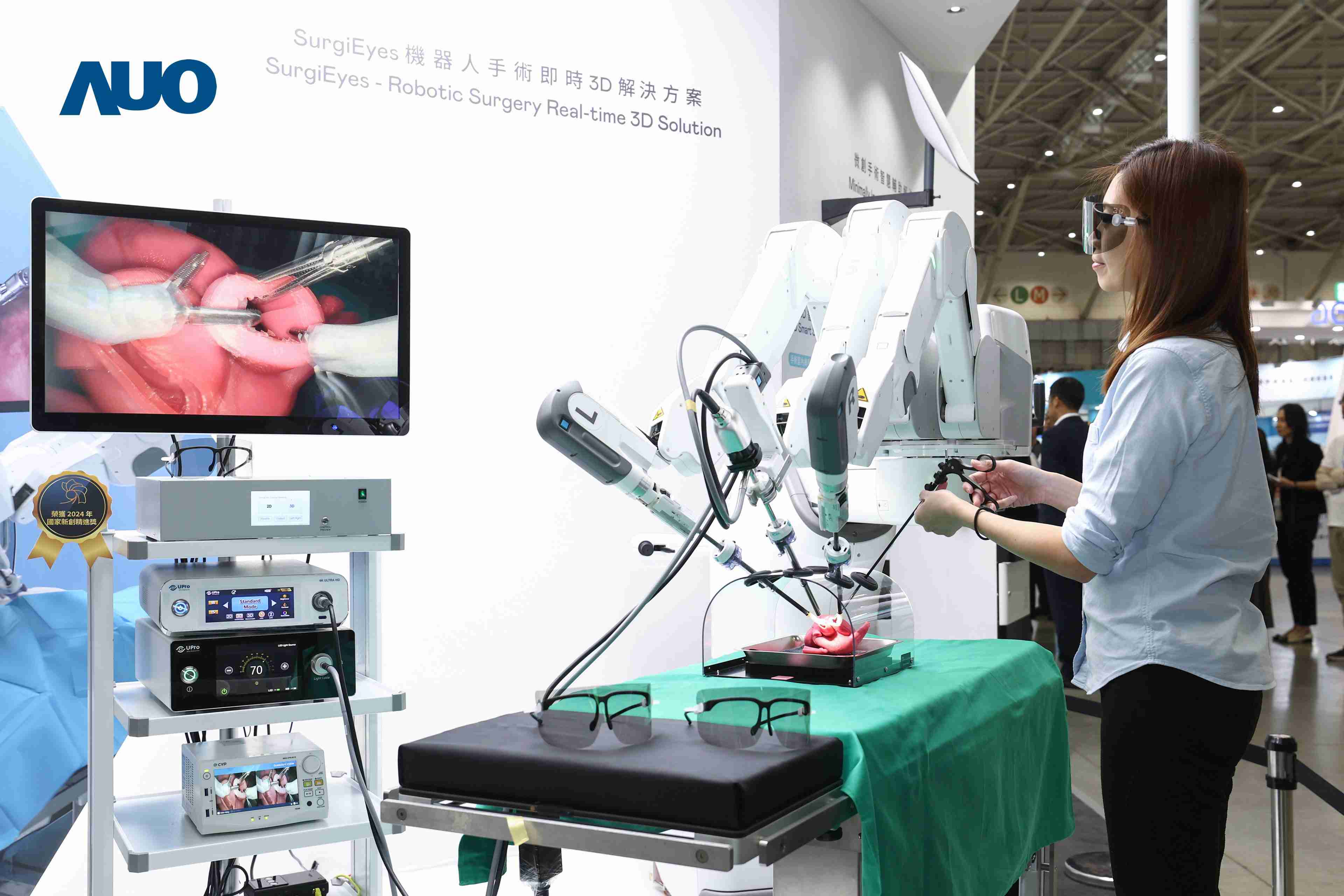 达擎以领先的3D显示技术推出〝SurgiEyes机器人手术实时3D解决方案〞，，，整合先进3D图像处理与独家3D垂直宽视角、、、广色域的显示技术，，，手术团队可实时同步主刀医师视角看到清晰3D影像，，提升沟通效率与安全性。。。