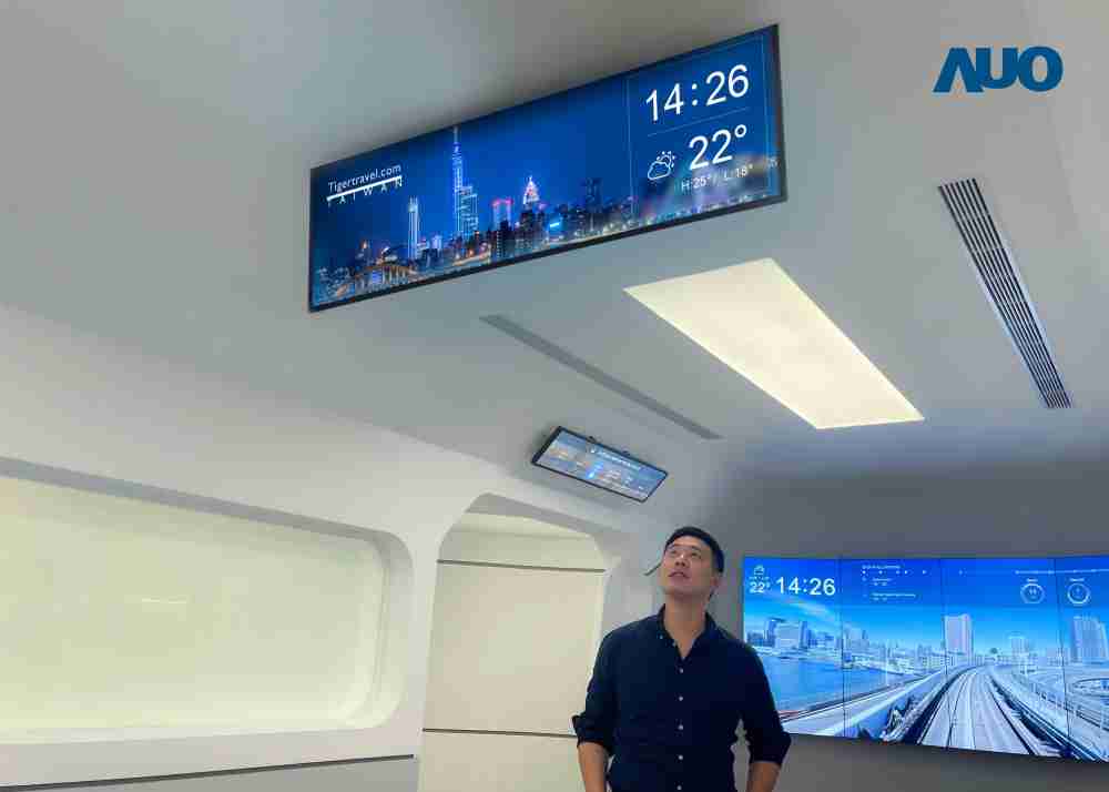 达擎TARTAN “37吋超薄双屏车厢显示器” 采用单一背光设计，，将双面显示器厚度大幅缩减至12mm，，，支持长条屏 32:9 规格，，突破传统分辨率限制，，，，提供旅客更清晰实时的乘车信息及广告讯息